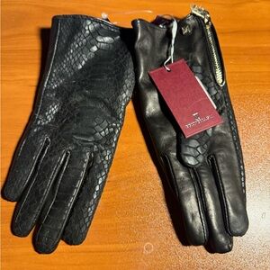 Bruno Magli Black Textured Leather Gloves Size Medium